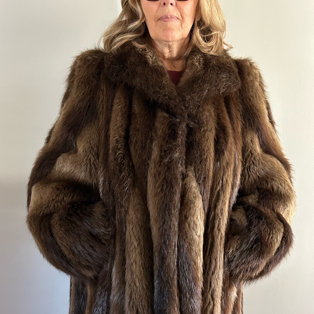 Luxurious Beaver/Fox Full-Length Fur Coat - Picture 8 of 13
